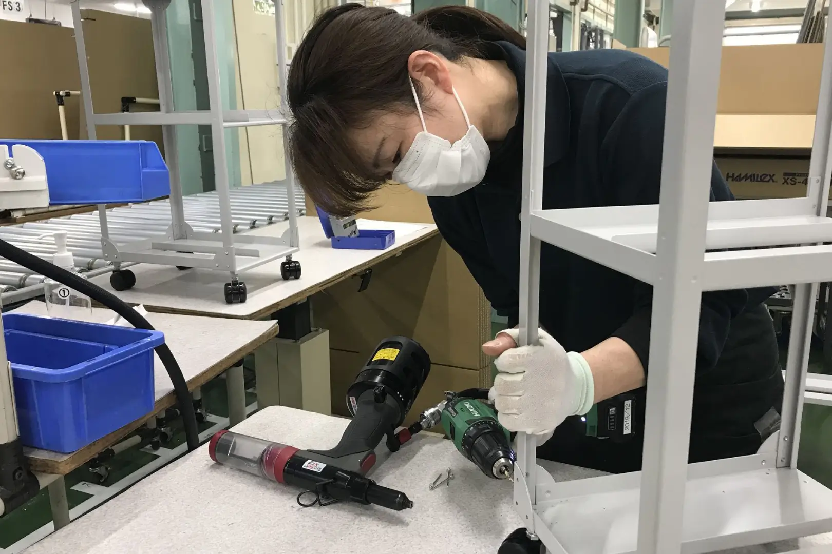 組み立ての作業風景